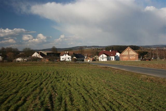 Plzeňský kraj chce v Čínově u Klatov školní farmu, součástí má být moderní kravín