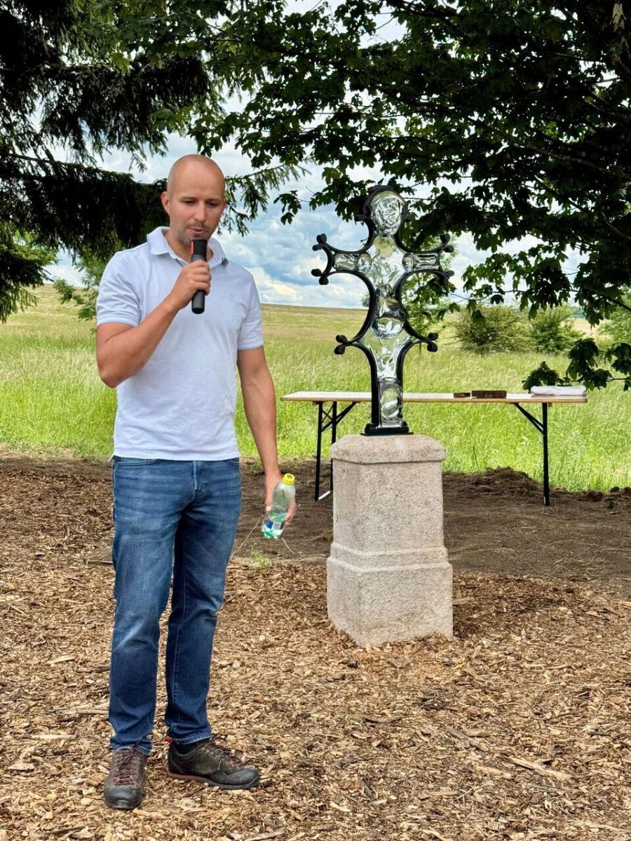 Plzeňští archeologové vrátili jména poválečným obětem. Hrob má po 80 letech důstojnou připomínku