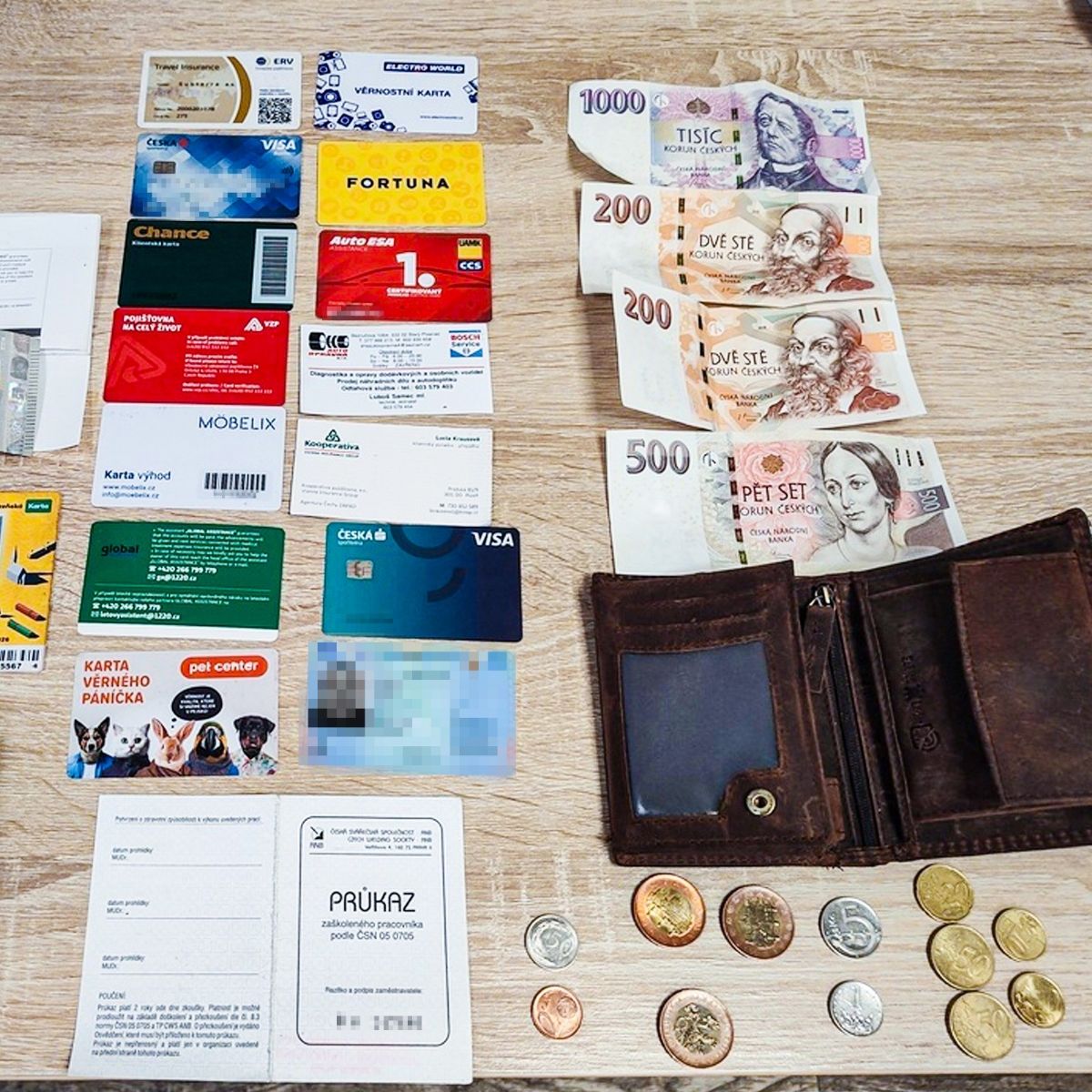 Poctivý nálezce vrátil peněženku, majitel si ji vyzvedne až vystřízliví