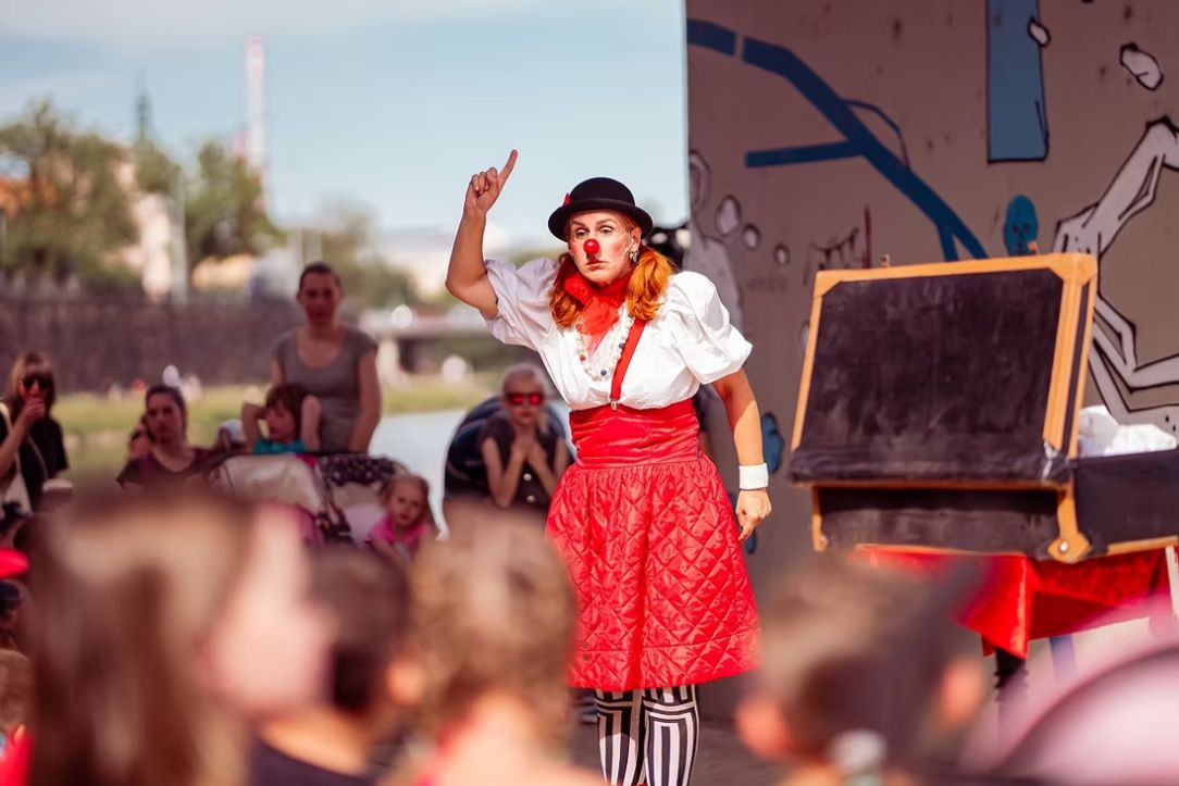 Pohádkové čtvrtky pokračují v DEPO2015. Děti čekají klauni, loutky i hudba