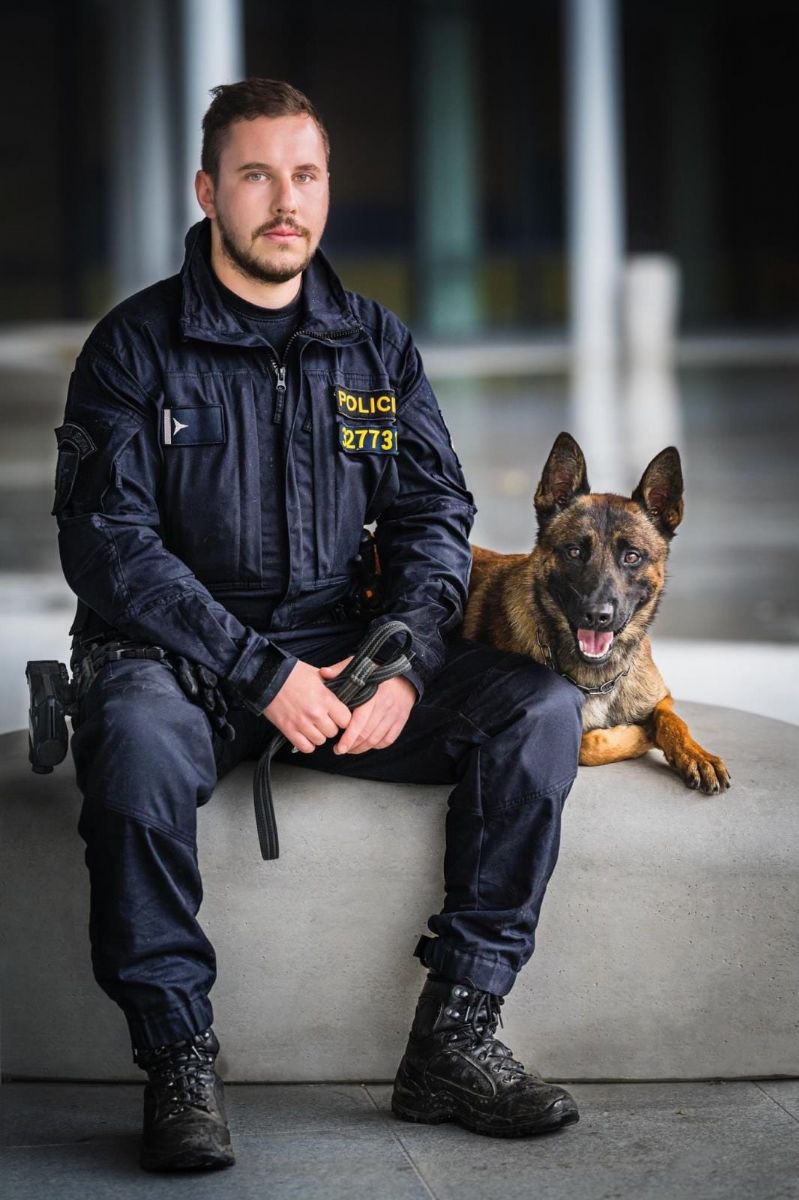 Policejní pes Gambit zachránil muže před sebevraždou na kolejích