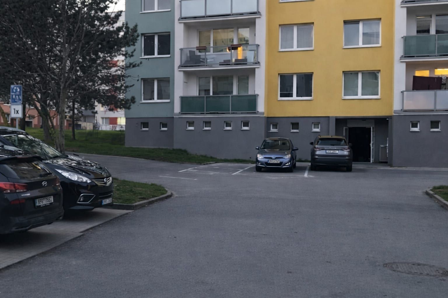 Policie našla v bytě na plzeňských Vinicích dvě mrtvá těla, případem se zabývají kriminalisté