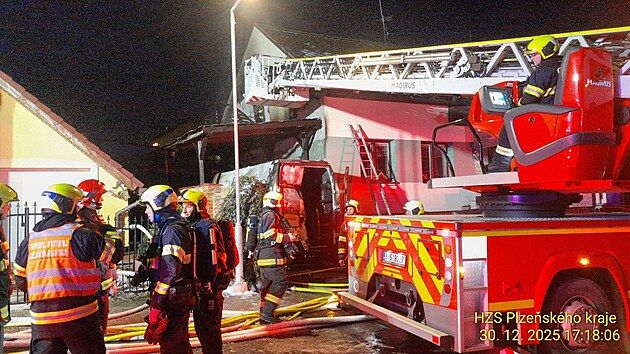 Požár dodávky v Tlučné, ohrožoval propanbutanové lahve