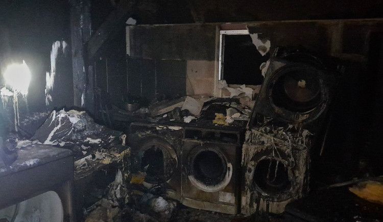 Požár skladu prádla v Černicích způsobil škody za 5 milionů korun