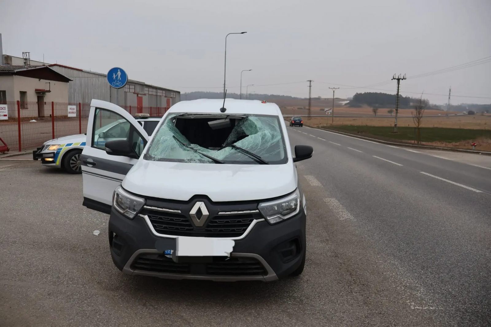 Pozor na neodstraněné zmrazky na vozidlech, led z kamionu prorazil čelní sklo