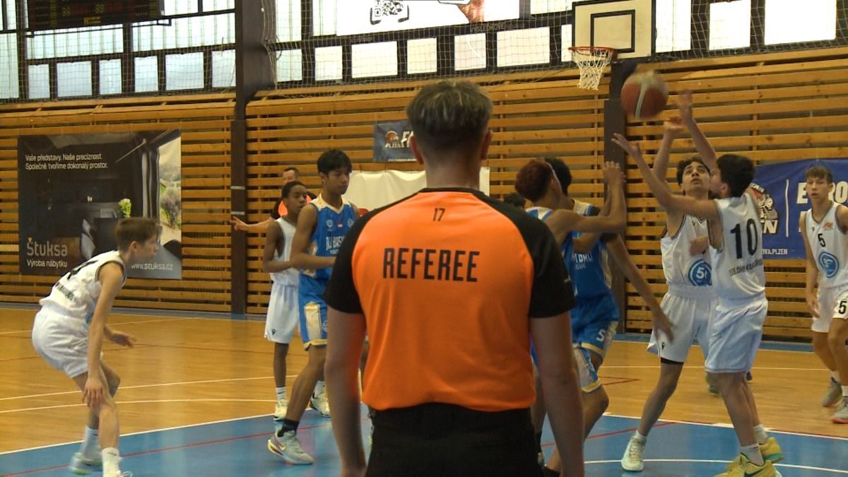 První asijský tým mladých basketbalistů překonával mráz a sníh