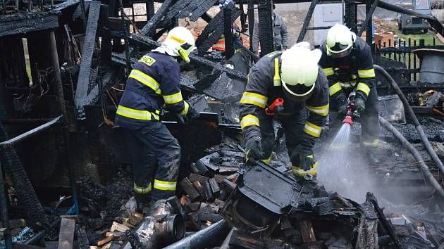 Ranní požár mobilheimu v Dlouhé Vsi - 4 hospitalizovaní, škoda stovky tisíc