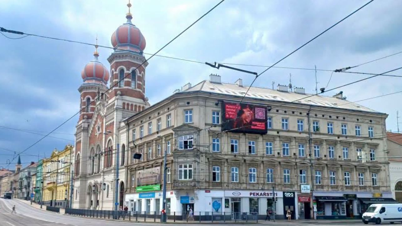 Reklamní plachty v Plzni zmizely na poslední chvíli. Od července hrozí za vizuální smog milionové pokuty
