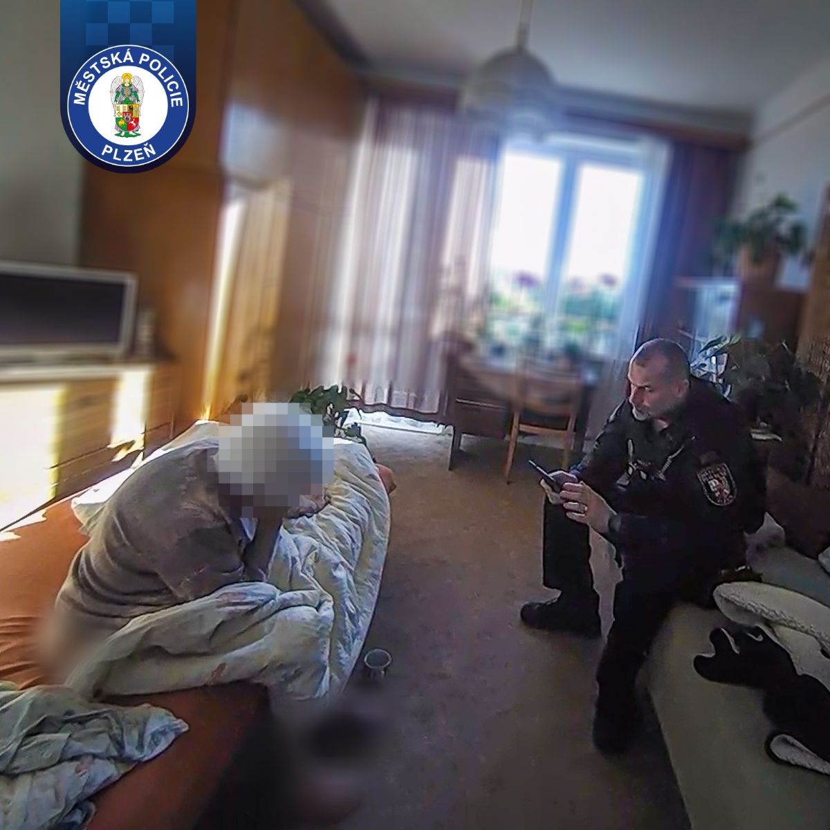 Seniorka na Slovanech strávila noc uvězněná ve vaně. Zachránilo ji volání přes zeď