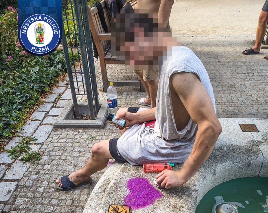 Srdce na kašně, sprej v batohu. Fialového umělce našli o pár kroků dál