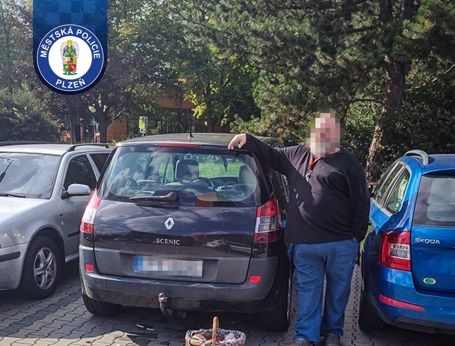 Strážníci si všimli auta odjíždějícího z místa pro invalidy. Řidič nadýchal přes 1,4 promile