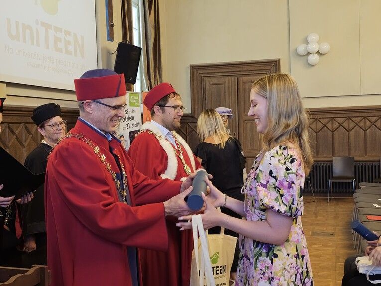 obrázek: Středoškoláci si v Plzni vyzkoušeli univerzitu nanečisto. Pilotní UniTEEN zakončili diplomy