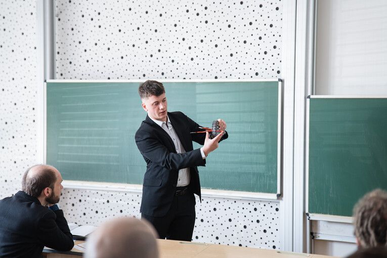 Studenti ZČU ukázali iontový motor i chytré textilie. Jejich nápady míří z laboratoří do praxe