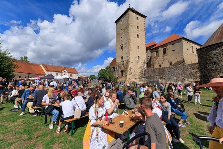 obrázek: Švihov poprvé hostil krajské dožínky. Návštěvníky lákal kat, řemesla i lodičky v příkopu