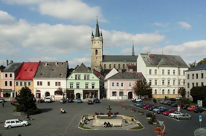 Tachov zavádí zónové parkování, přísnější historické jádro a mírnější širší centrum