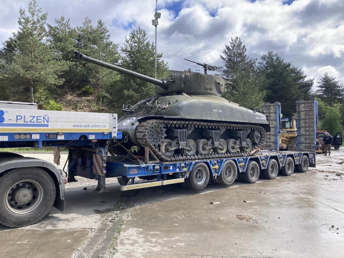 Tank Sherman přes střechy Plzně: Nová atrakce pro muzeum Adolfa Loose