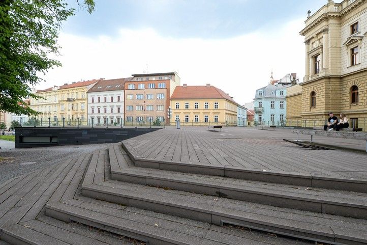 Terasy u Velkého divadla v Plzni čeká oprava za sedm milionů. Dřevoplast nahradí betonová dlažba