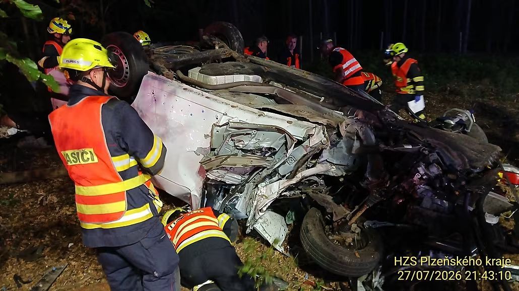 obrázek: U Nebílovského Borku auto sjelo ze silnice a narazilo do pařezu. Řidič 28 let těžce zraněn