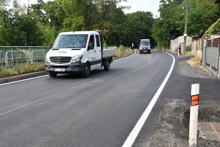 Ulice Na Roudné znovu průjezdná po měsíční rekonstrukci. Silnice se rozšířila pro MHD