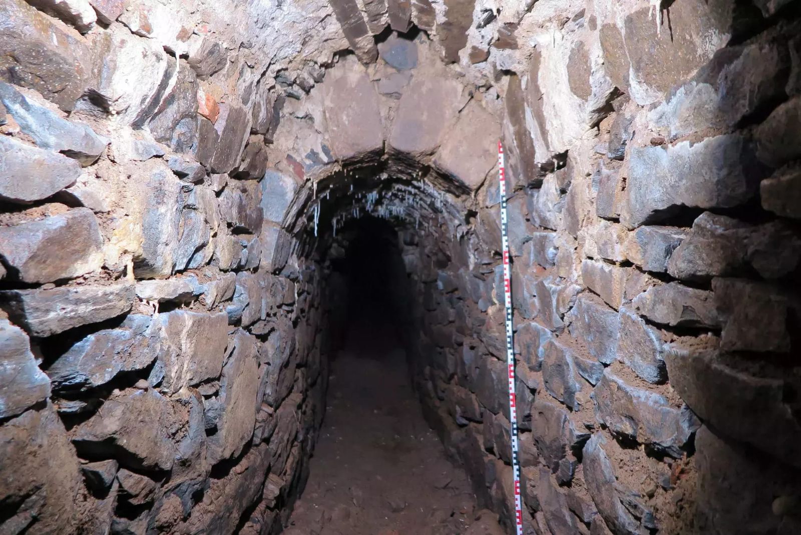 V Plasích objevili tajnou středověkou chodbu (video)