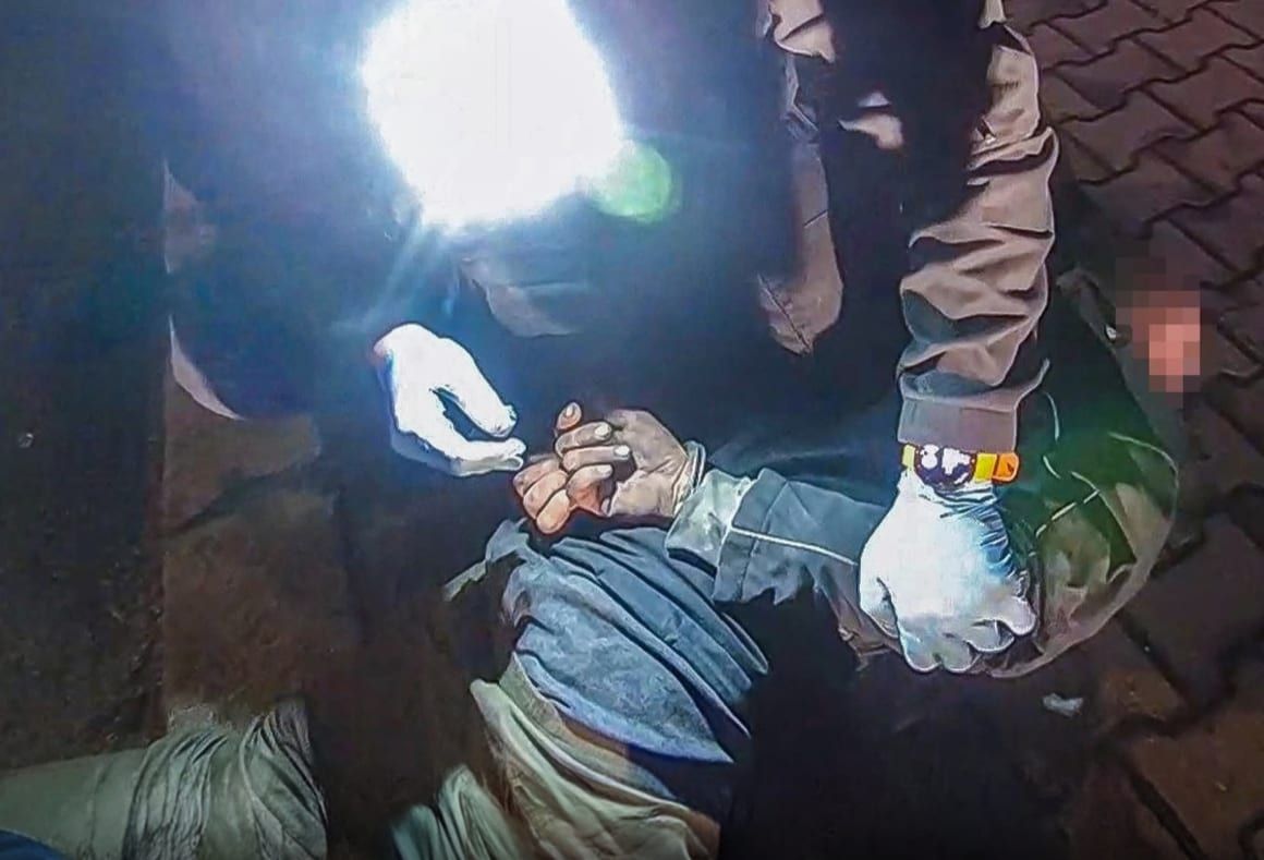 Věčný potížista v Plzni znovu řádil. Strážníci ho letos řešili už po pětapadesáté