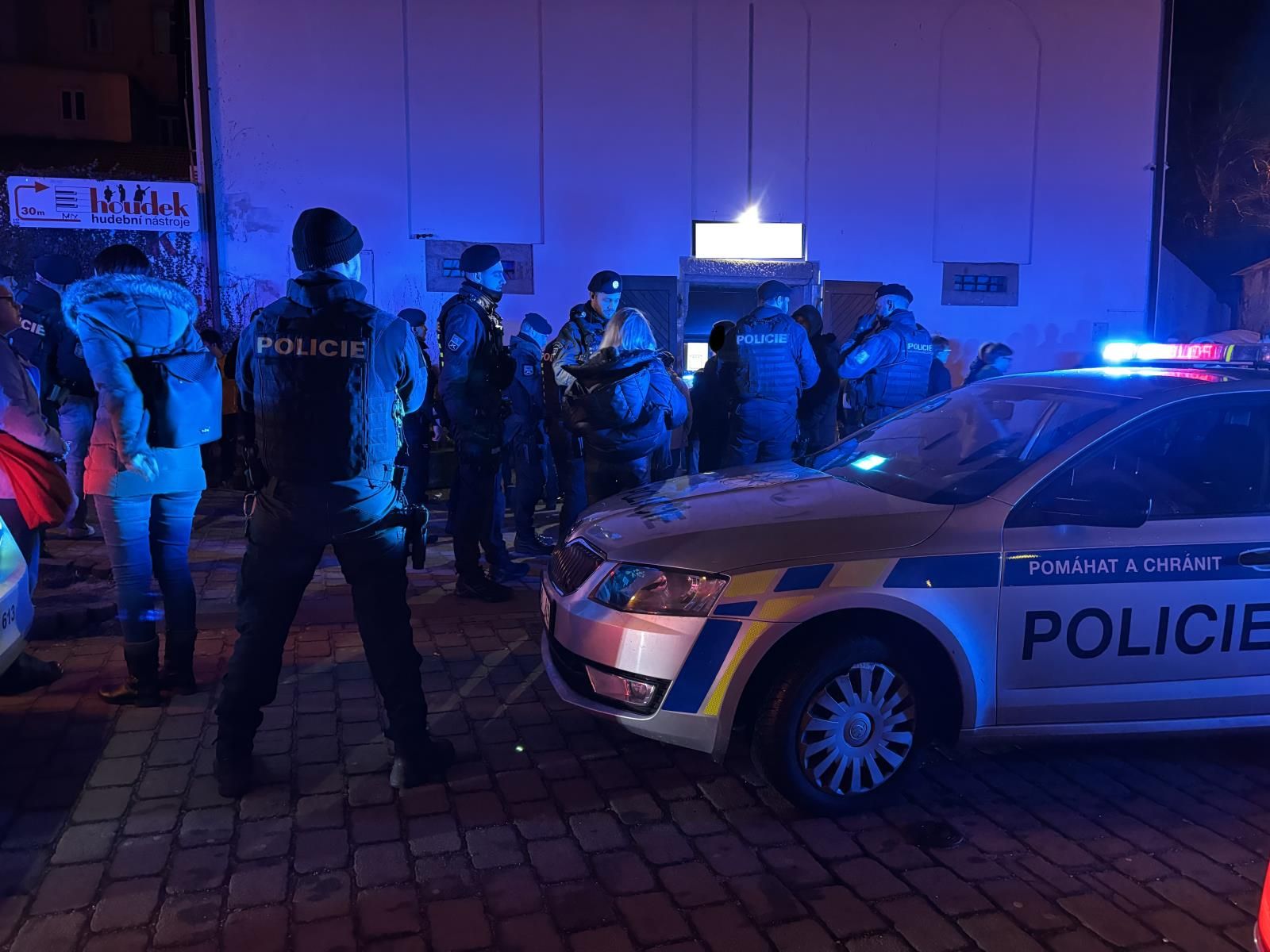 Víkendová razie v Plzni. Policie prověřila přes tisíc lidí, většina byli cizinci