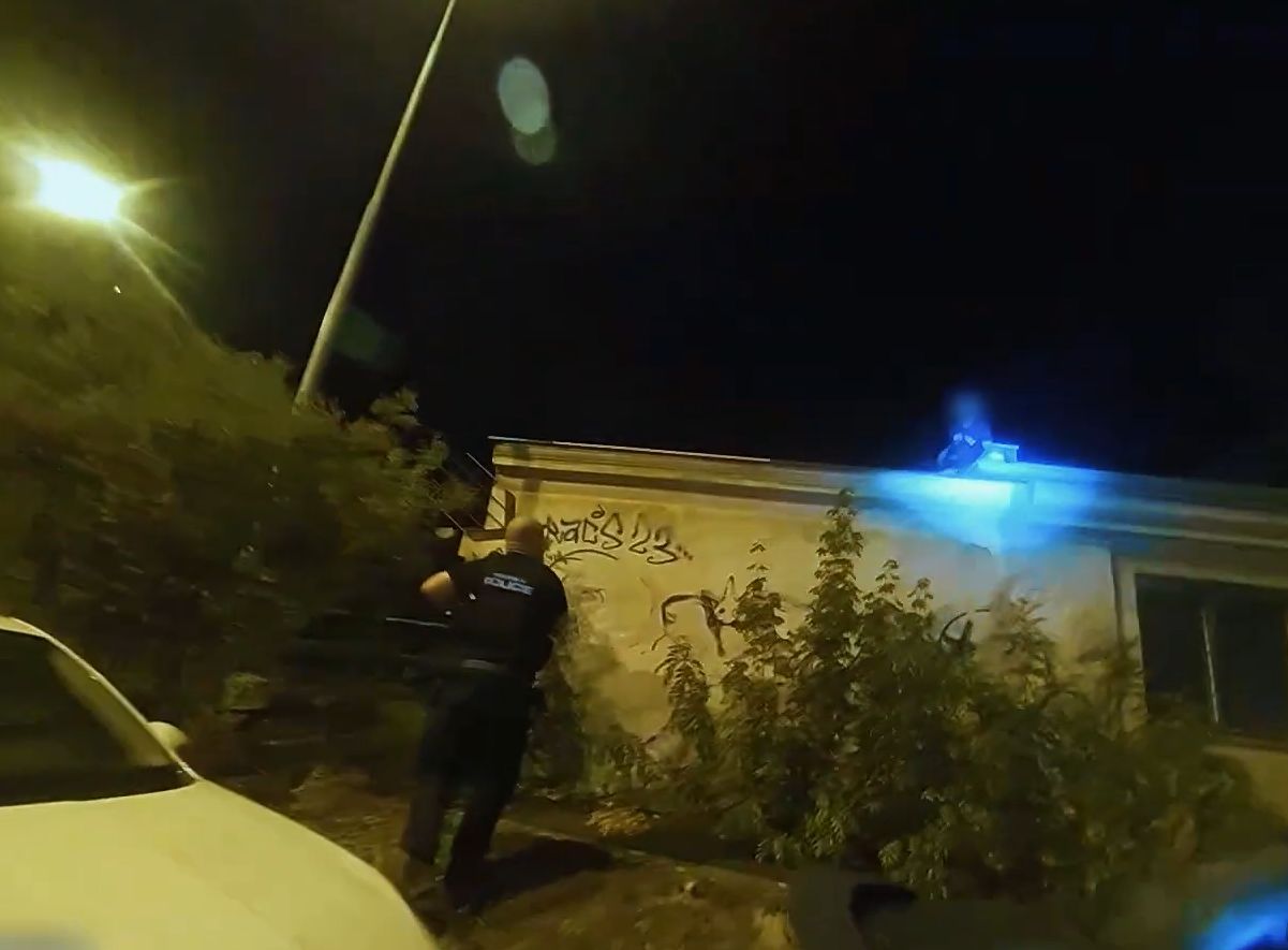 Zloděj kradl měděné plechy strážníkům nad hlavou. Dopadli ho na střeše služebny