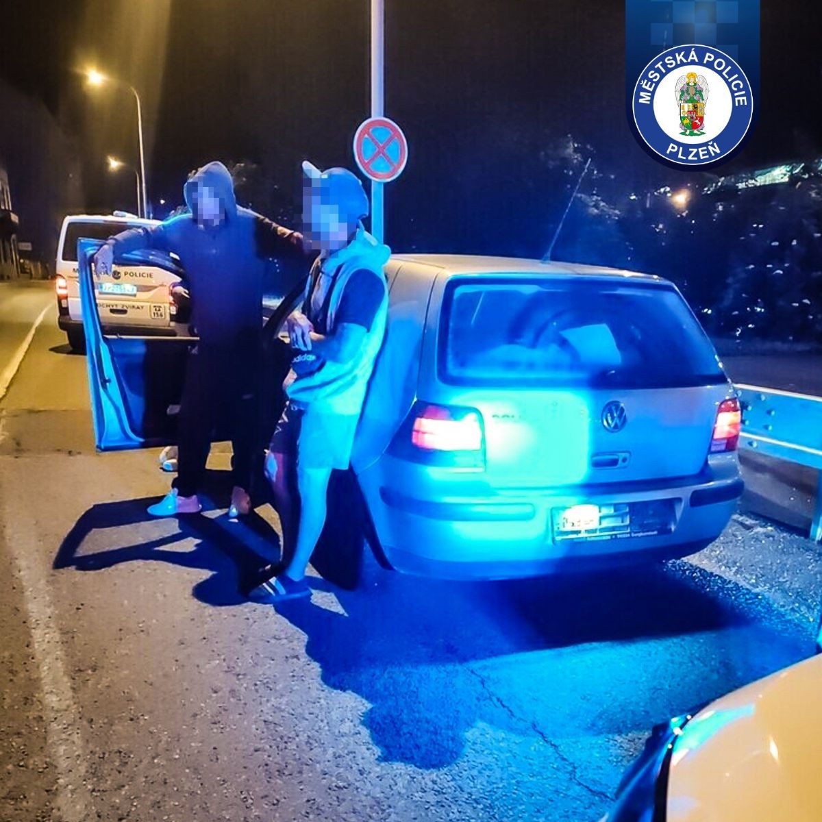 Auto bez značek, řidič bez řidičáku. Strážníci v Plzni řešili noční jízdu