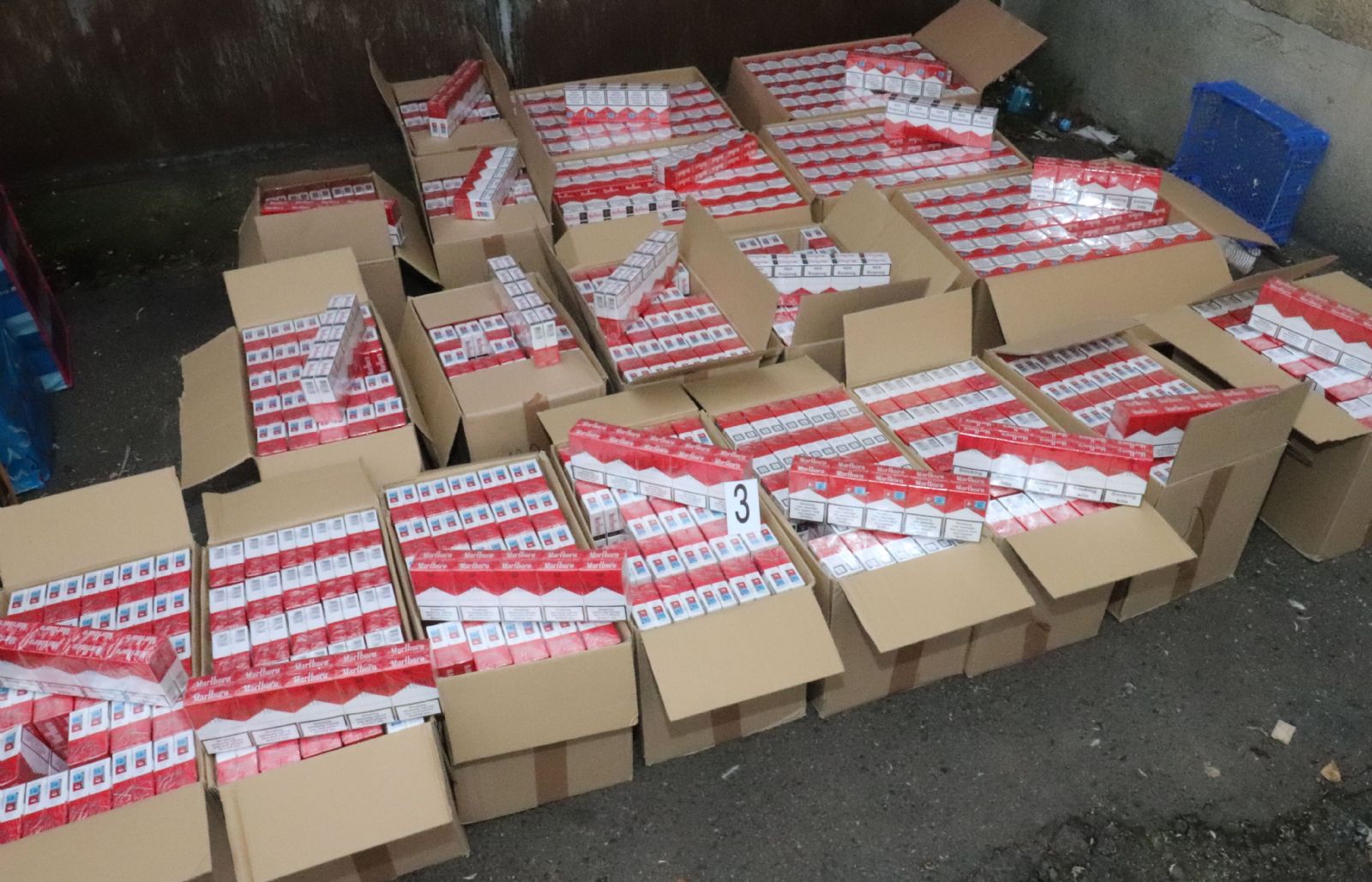 Celníci zajistili více než 600 tisíc cigaret, Jaguar a miliony korun
