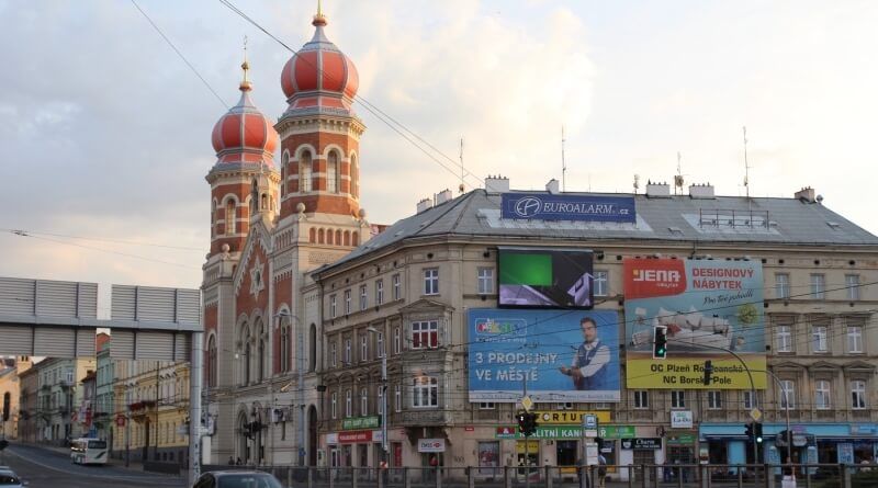 Centrum Plzně se zbavuje reklamních plachet. Na odstranění zbývají poslední dny
