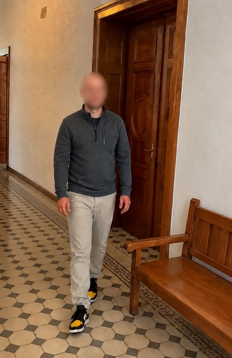 Děsivé týrání v Plzni řeší soud. Muž měl partnerku škrtit a topit v koupelně
