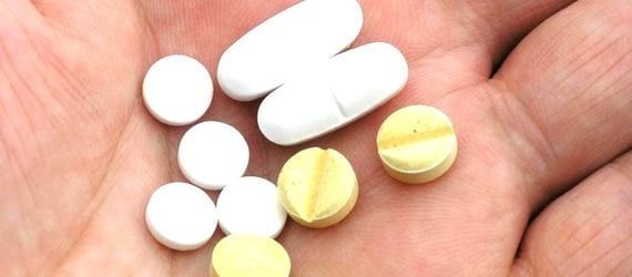 Dívka se pokusila o sebevraždu na základní škole, odvezl ji vrtulník