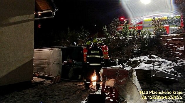 Dodávka sjela ze svahu, skončila na boku tesně vedle domu