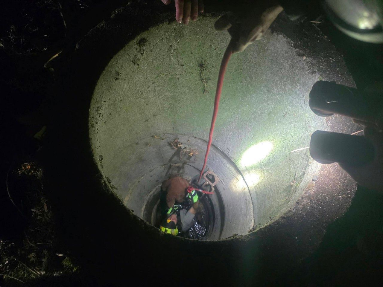 Fenka spadla ve Stodě do šest metrů hluboké skruže. Jako zázrakem se nezranila