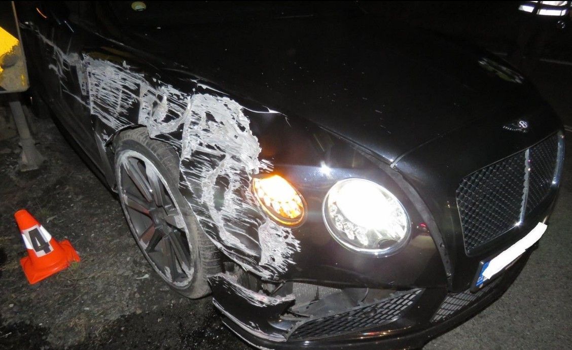 Fingovaná nehoda Bentley, které užíval Limberský. Odvolací soud potvrdil verdikt