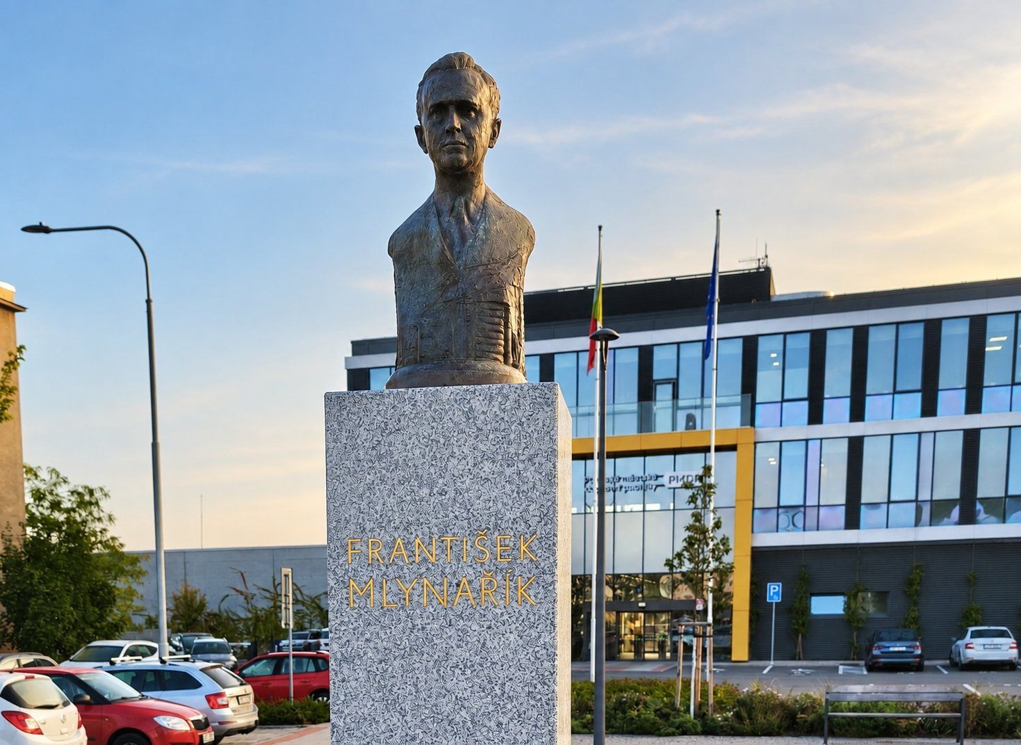 František Mlynařík změnil dopravu v Plzni. Muže, který přivedl trolejbusy, připomíná nový památník