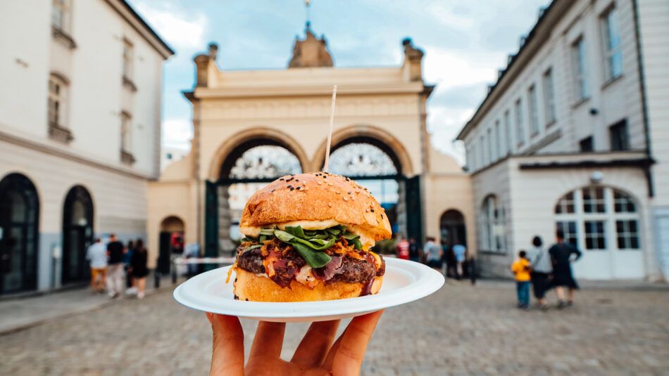 Hovězí, vegetariánské i pálivé. Burger Street Festival chystá v Plzni tři dny chutí