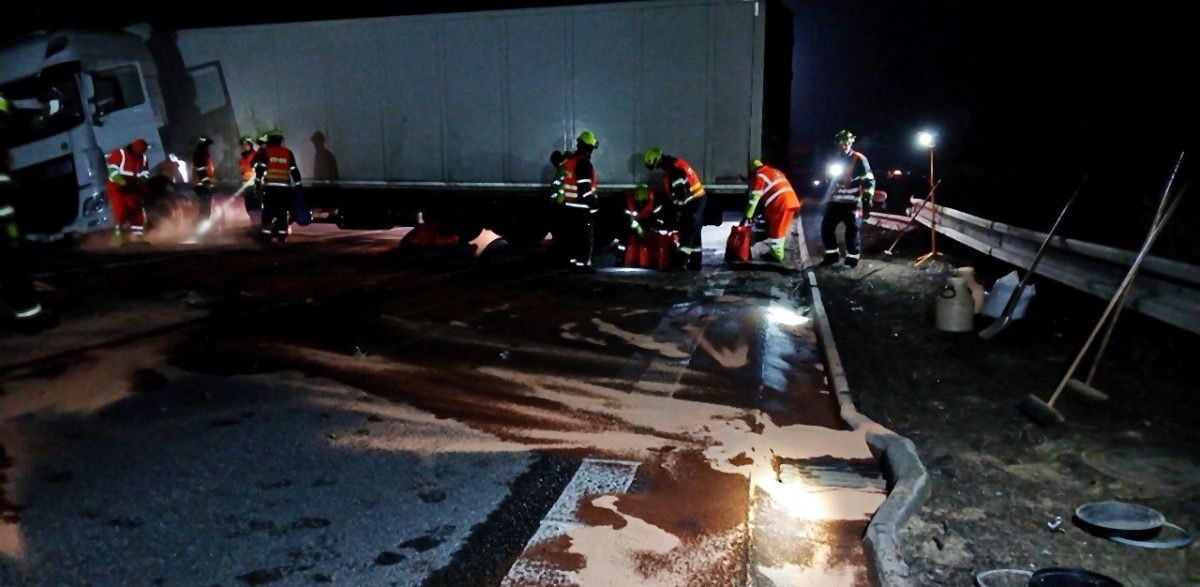 Kamion prorazil svodidla, D5 zablokována