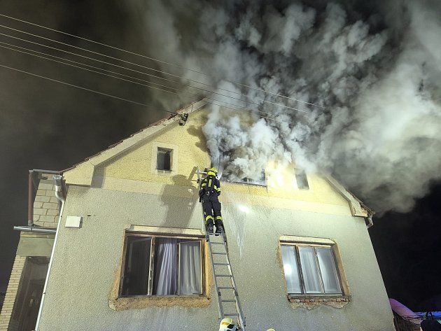 Komín zapálil na Silvestra podkroví ve Starém Plzenci