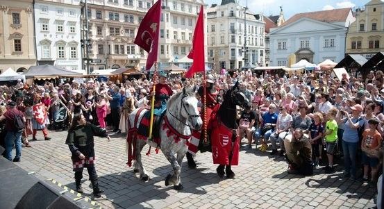 Král Václav II. a Guta na Historických slavnostech v Plzni