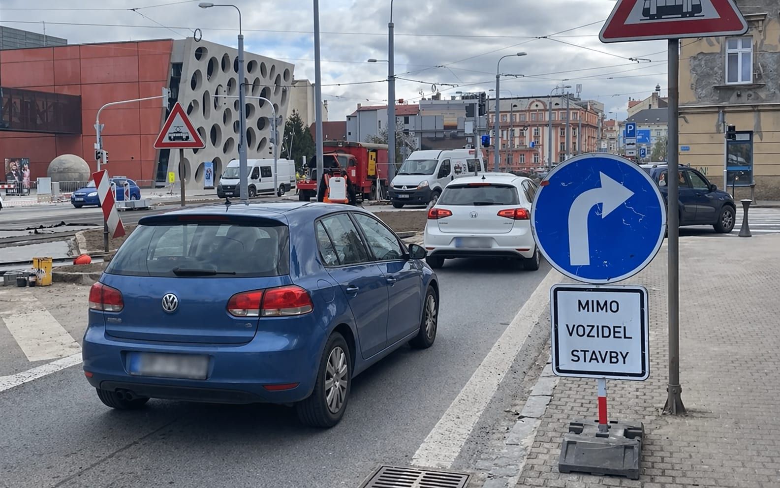 Křižovatka u Nového divadla se znovu otevřela. Řidičům se uleví, kolony by měly zmizet