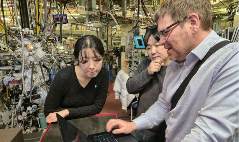 Kvanty mezi Plzní a Kalifornií, vědci řešili  ultrarychlé děje a materiály budoucnosti;