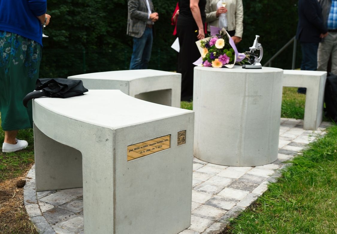 Lavička v kampusu lékařské fakulty v Plzni připomíná prof. Jaroslava Slípku k 100. výročí