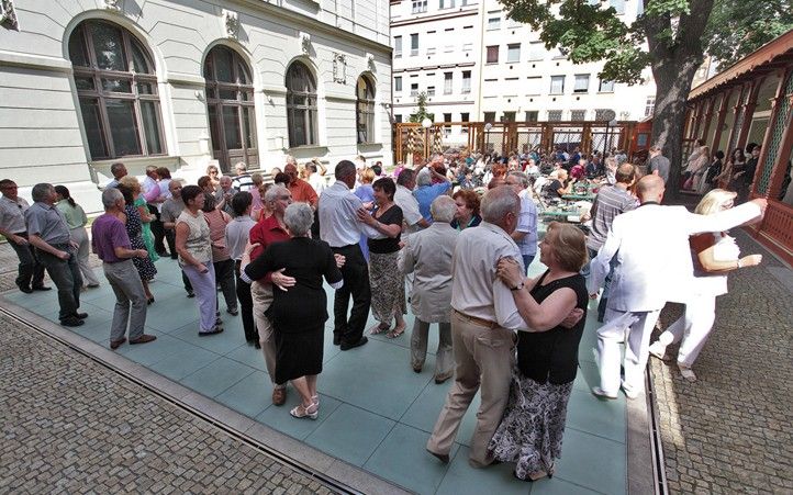 Letní tančírna pro seniory v Plzni se vrací 26. července do zahrady Měšťanské besedy