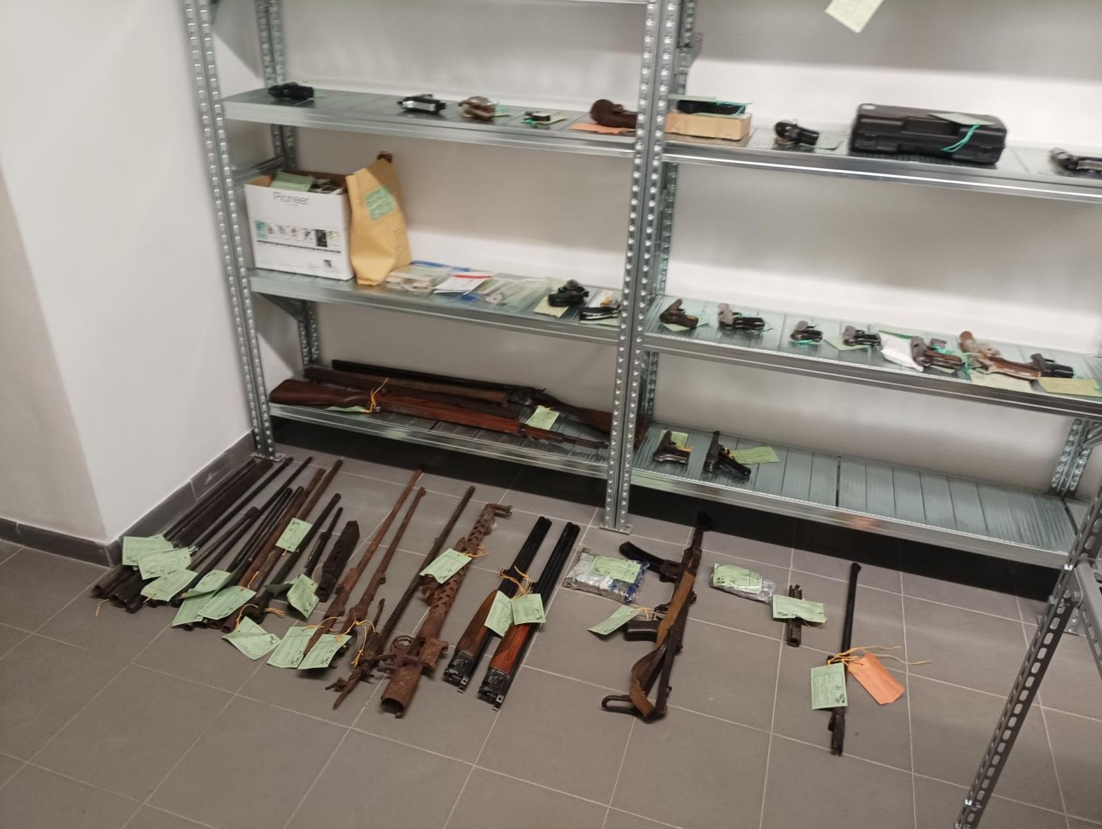 Lidé v Plzeňském kraji odevzdali stovky zbraní. Policie varuje: granát na služebnu nevozte