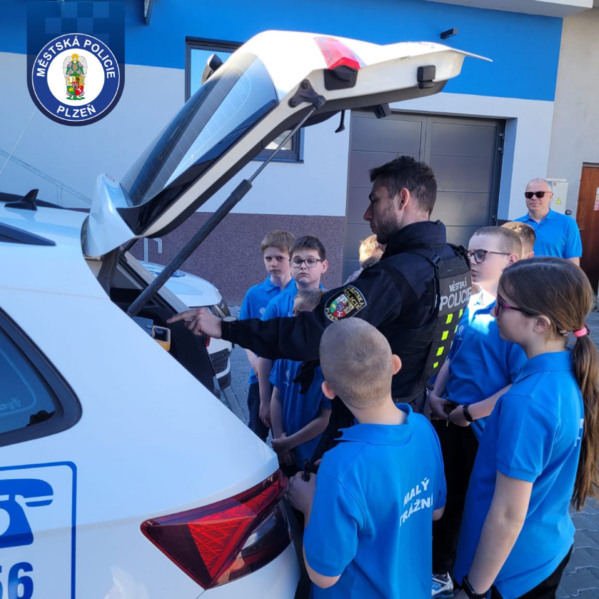 Malí strážníci nahlédli do zákulisí městské policie. V Plzni je zaujala čtyřkolka i práce hlídek