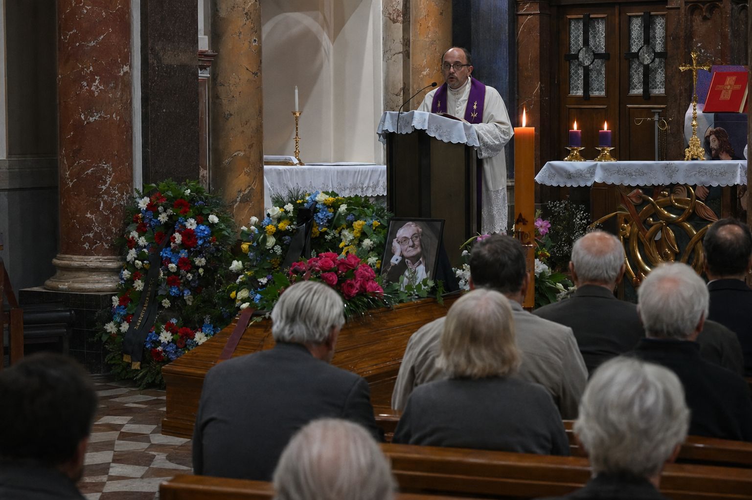 Mariánské Lázně se rozloučily s Vladimírem Páralem. Rakev zdobily rudé růže