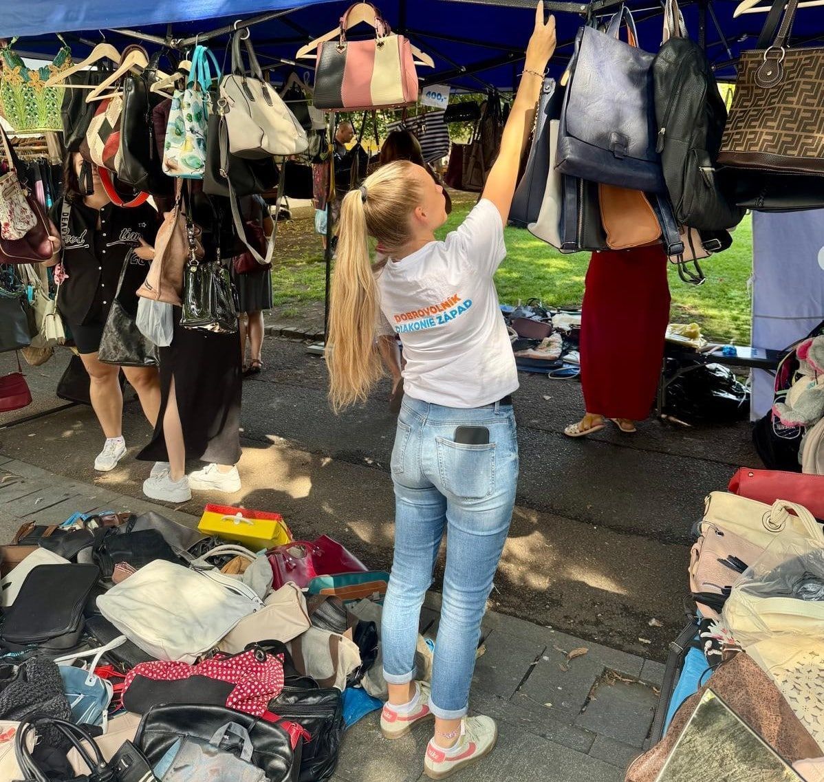 Máte doma kabelku, kterou nenosíte? V Plzni může pomoci dětem s těžkým osudem