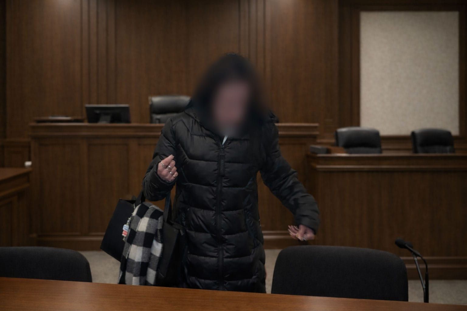 Matka čtyř dětí dostala dva roky za týrání. Děti bila pěstí i pálila zapalovačem