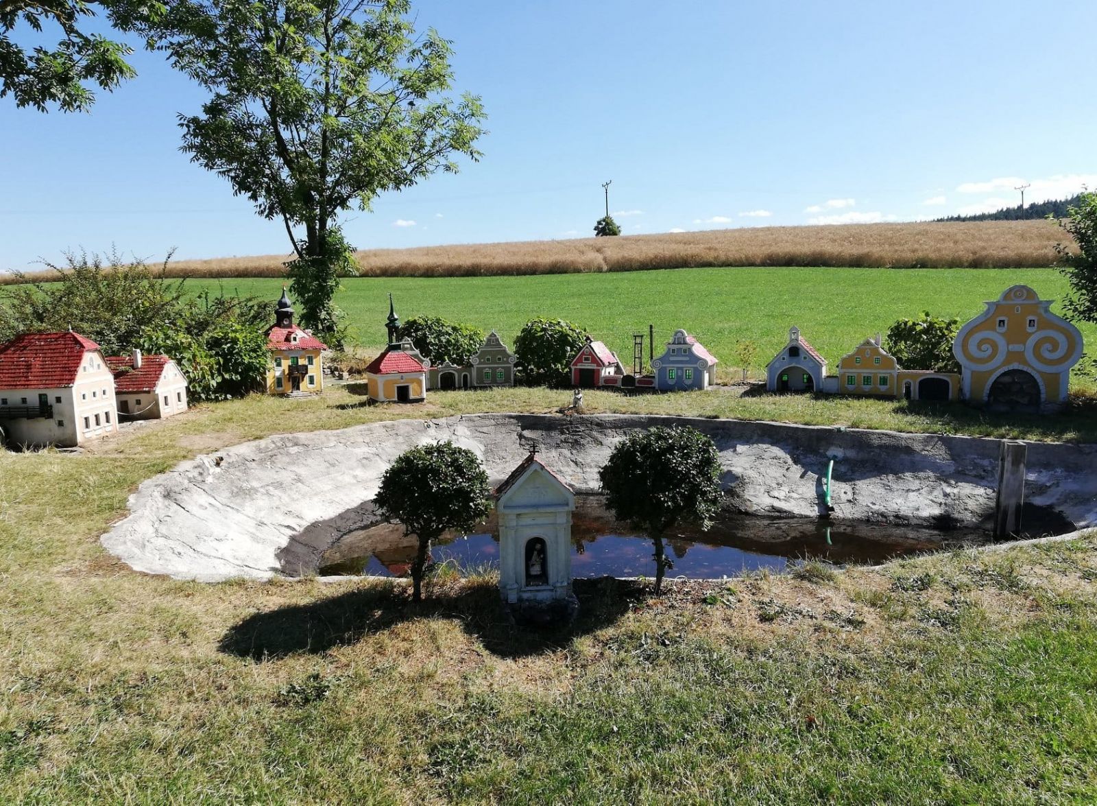 Minináves v Plešovicích, vesnice pro skřítky od zedníka Bauera